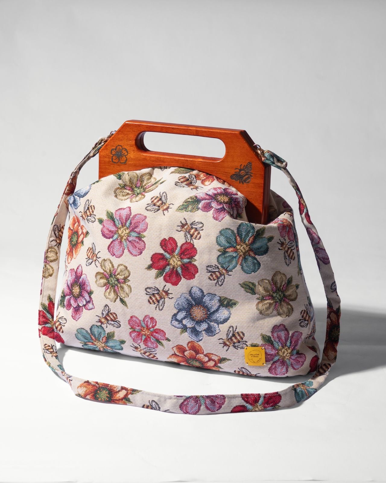 Thesathei Api – Borsa Gobelin con Manico in Legno Toscana