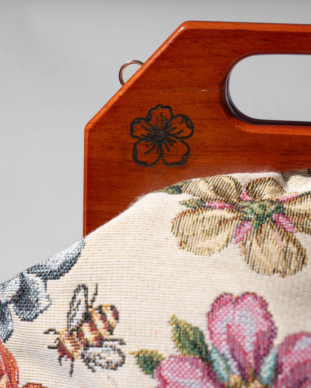 Thesathei Api – Borsa Gobelin con Manico in Legno Toscana