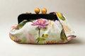 Borsa Artigianale Toscana "Loto" – Clutch in Tessuto Floreale con Dettagli in Legno