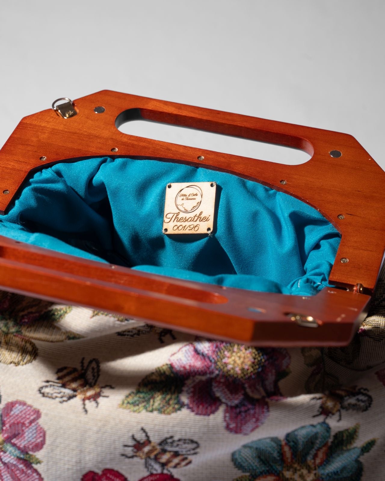 Thesathei Api – Borsa Gobelin con Manico in Legno Toscana